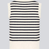 Strikket vest i navy og hvid med rund hals og knaplukning foran. Ulvamd stripe top har et klassisk stribet mønster og brede ribkanter, der giver en flot pasform. Fremstillet i 100% økologisk bomuld – perfekt til lag-på-lag styling.&nbsp;