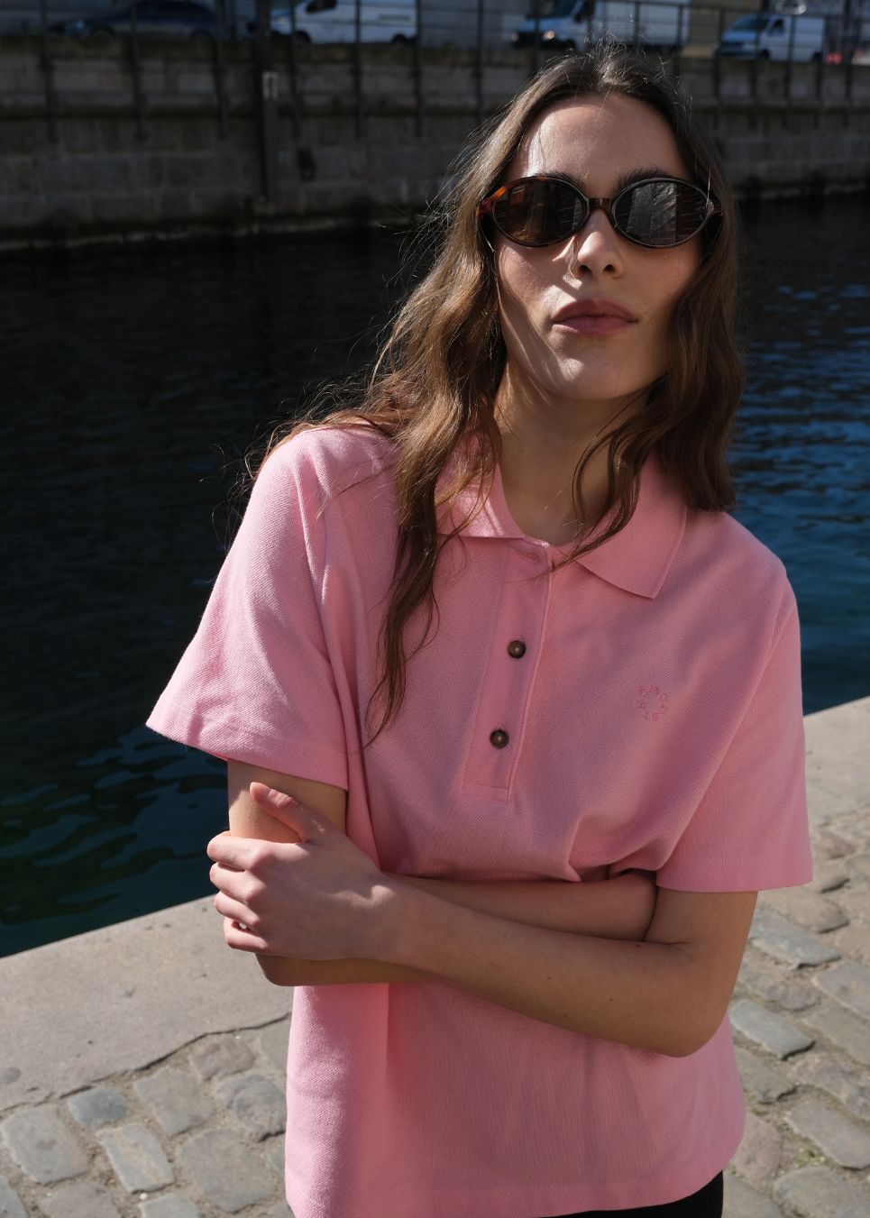 Kortærmet polo i lyserød/pink i 100% bomulds pique og med et broderet logo. NobuMD LS polo har en stolpelukning med 3 knapper.
