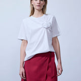 Kortærmet t-shirt med rose detalje på brystet. &nbsp;Priyamd t-shirt har en løs pasform og er fremstillet i 100% økologisk bomuld. Modellen er 175 cm og har en str S/36 &nbsp;på.
