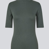 Kortærmet t-shirt med høj hals. Krown t-shirt i farven Harbor Green er i rib kvalitet og er tætsiddende i pasformen.