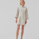 Kort denim kjole med en smule figursyet silhuet. ChikoMD dress har krave og knaplukning fortil og 3/4 lange, brede ærmer. Modellen er 177 cm og har en størrelse S/36 på.