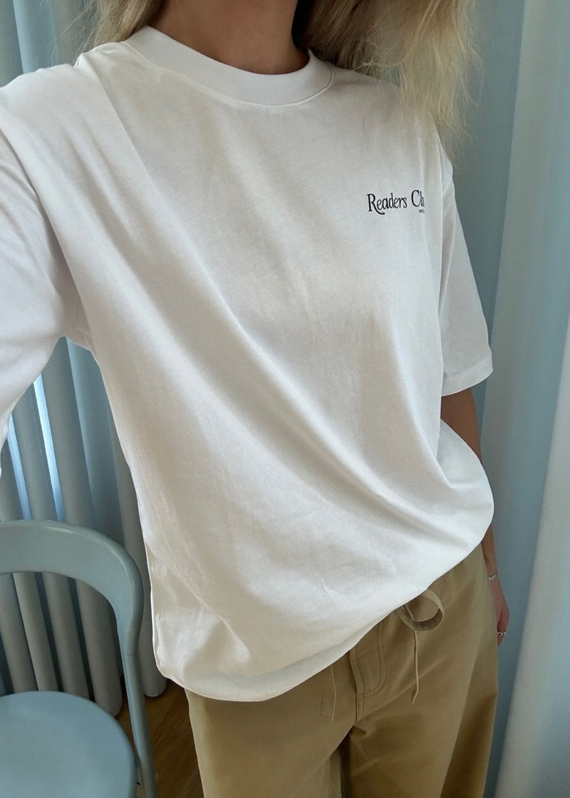 Løs t-shirt med print i 100% bomuld. Pipemd t-shirt har en oversize pasform og en rund &nbsp;hals. Modellen er 175 cm og har en str S/36 &nbsp;på.