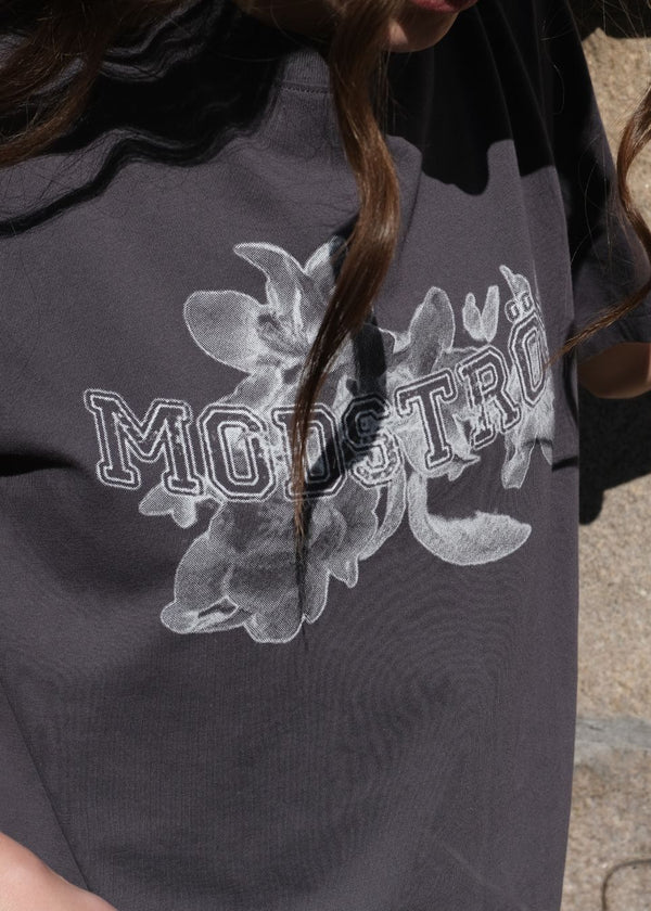 Statement t-shirt med blomsterprint og Modström-logo i 100% økologisk bomuld. NilasMD print t-shirt har et vasket look og en løs pasform.