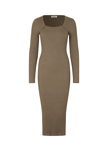 Maxi kjole i stretchy strik med tætsiddende pasform. CateMD dress har lange ærmer og firkantet udskæring i halsen.