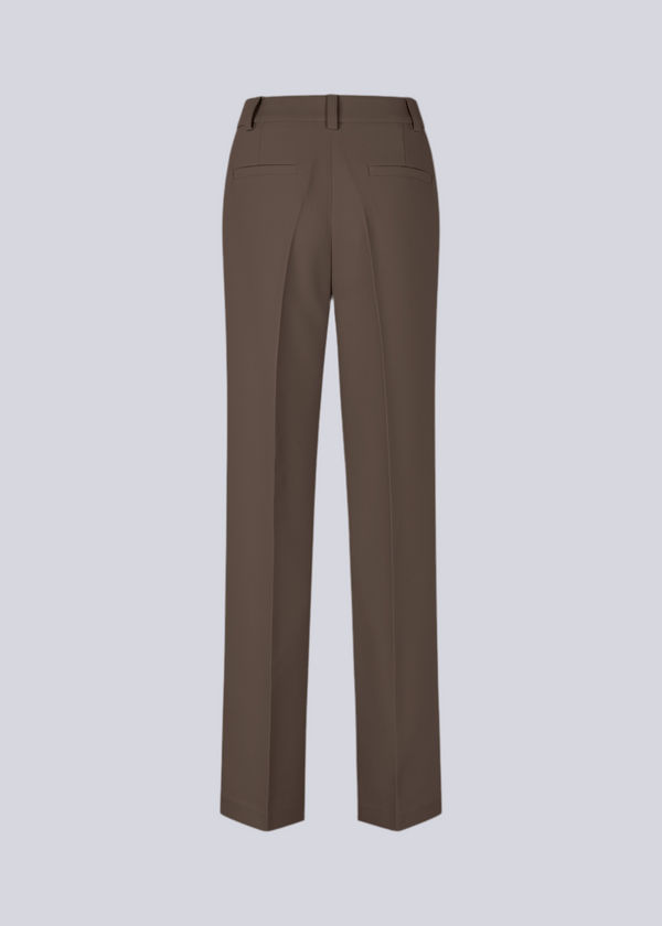Gale pants i espresso brun, har et klassisk design. Buksen har lige, vide ben med pressefolder som skaber et elegant udtryk. 
