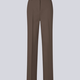 Gale pants i espresso brun, har et klassisk design. Buksen har lige, vide ben med pressefolder som skaber et elegant udtryk. 