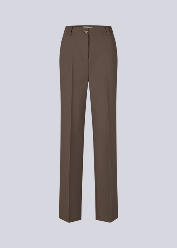 Gale pants i espresso brun, har et klassisk design. Buksen har lige, vide ben med pressefolder som skaber et elegant udtryk. 