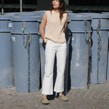 Flared denim jeans i hvid i boumuldsdenim. IsoldeMD solid cropped jeans har en høj talje, lynlåsgylp og for- og baglommer.
Modellen har en størrelse 27(small) på og er 175 cm.