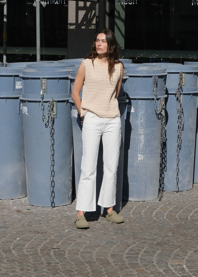 Flared denim jeans i hvid i boumuldsdenim. IsoldeMD solid cropped jeans har en høj talje, lynlåsgylp og for- og baglommer.
Modellen har en størrelse 27(small) på og er 175 cm.