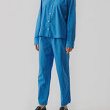 Percy shirt er en pyjamas-inspireret bomuldsskjorte. Skjorten har en afslappet pasform med brede ærmer. Bær skjorten med de matchende bukser for et cool look. Modellen er 173 cm og har en størrelse S/36 på