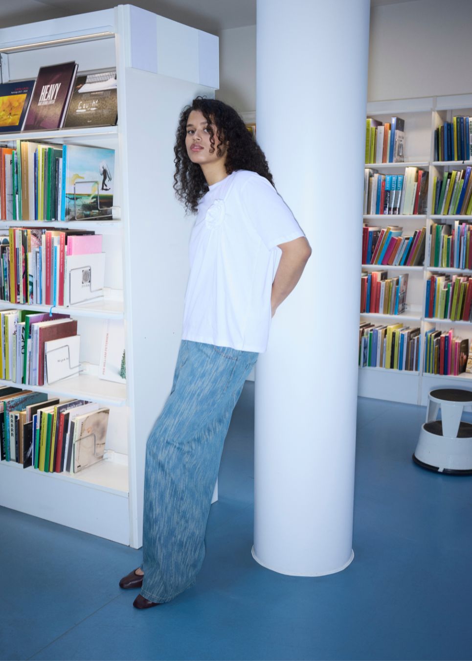 Kortærmet t-shirt med rose detalje på brystet. &nbsp;Priyamd t-shirt har en løs pasform og er fremstillet i 100% økologisk bomuld. Modellen er 175 cm og har en str S/36 &nbsp;på.