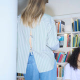 Klassisk skjorte i farven Medium Green Stripemed åbning i ryggen og sløjfe detaljer. MilleMD stripe shirt har en oversize pasform og manchet med knappelukning. Modellen er 177 cm og har en str. S/36 på.