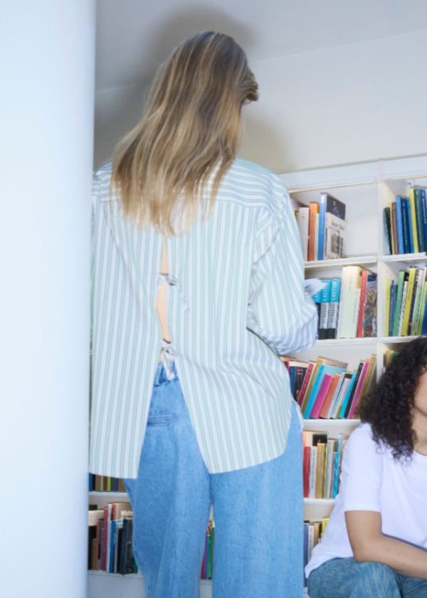 Klassisk skjorte i farven Medium Green Stripemed åbning i ryggen og sløjfe detaljer. MilleMD stripe shirt har en oversize pasform og manchet med knappelukning. Modellen er 177 cm og har en str. S/36 på.