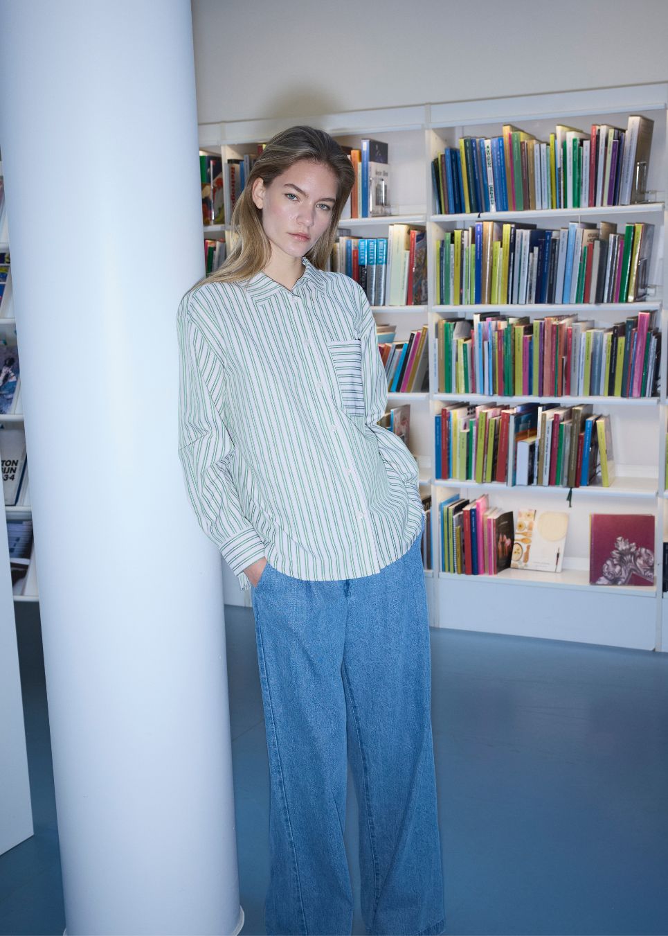 Klassisk skjorte i farven Medium Green Stripemed åbning i ryggen og sløjfe detaljer. MilleMD stripe shirt har en oversize pasform og manchet med knappelukning. Modellen er 177 cm og har en str. S/36 på.