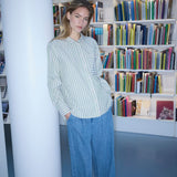 Klassisk skjorte i farven Medium Green Stripemed åbning i ryggen og sløjfe detaljer. MilleMD stripe shirt har en oversize pasform og manchet med knappelukning. Modellen er 177 cm og har en str. S/36 på.