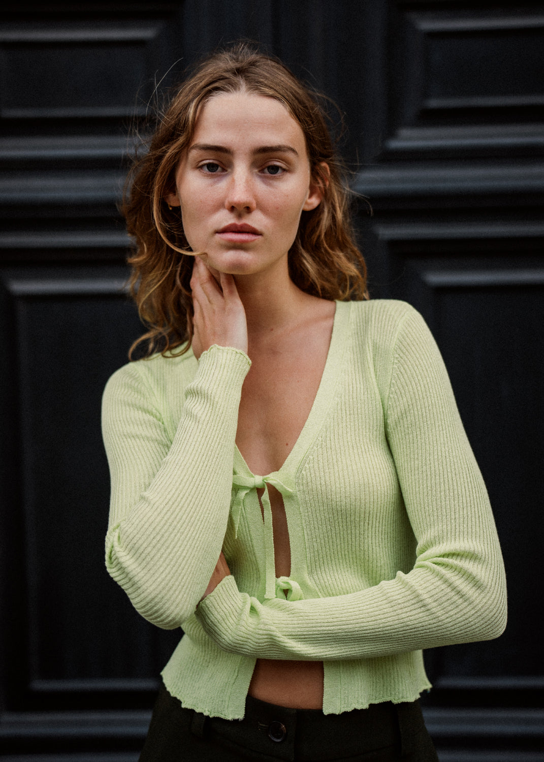 Tyndt strikket cardigan i farven Limonade med let gennemsigtigt udtryk. FaddieMD cardigan er let cropped, har lange ærmer og lukkes med bindebånd fortil. Modellen er 175 cm og har en størrelse S/36 på.