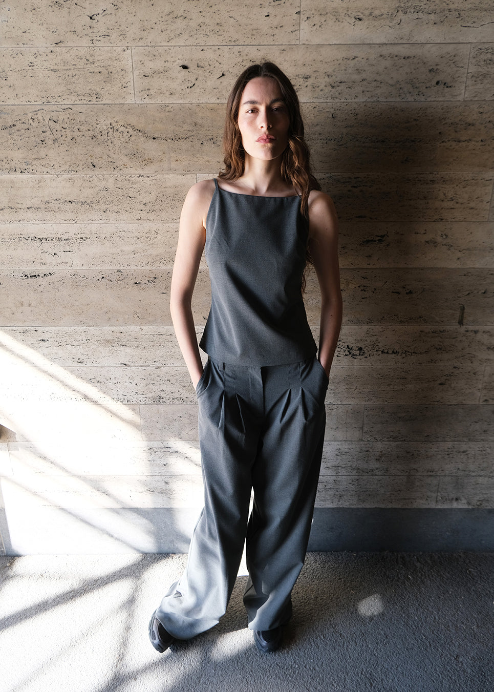 Ærmeløs top med tynde stropper. Tuesdaymd top har en åben ryg og justerbare stropper. Modellen er 175 cm og har en str s/36 på.

Style med matchende bukser: Tuesdaymd Pants.
