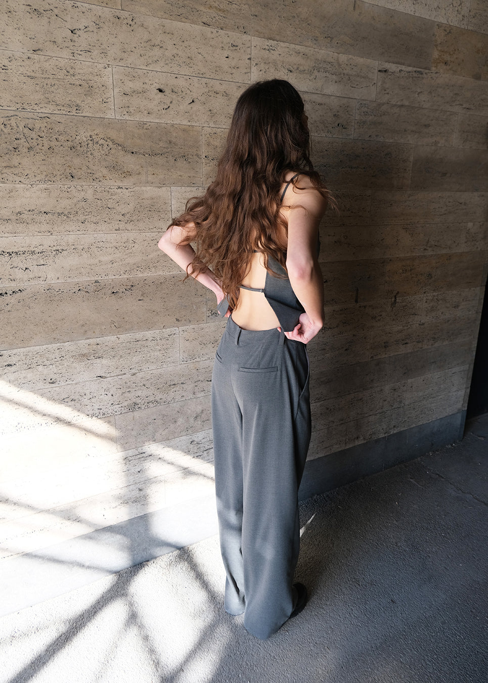 Ærmeløs top med tynde stropper. Tuesdaymd top har en åben ryg og justerbare stropper. Modellen er 175 cm og har en str s/36 på.

Style med matchende bukser: Tuesdaymd Pants.