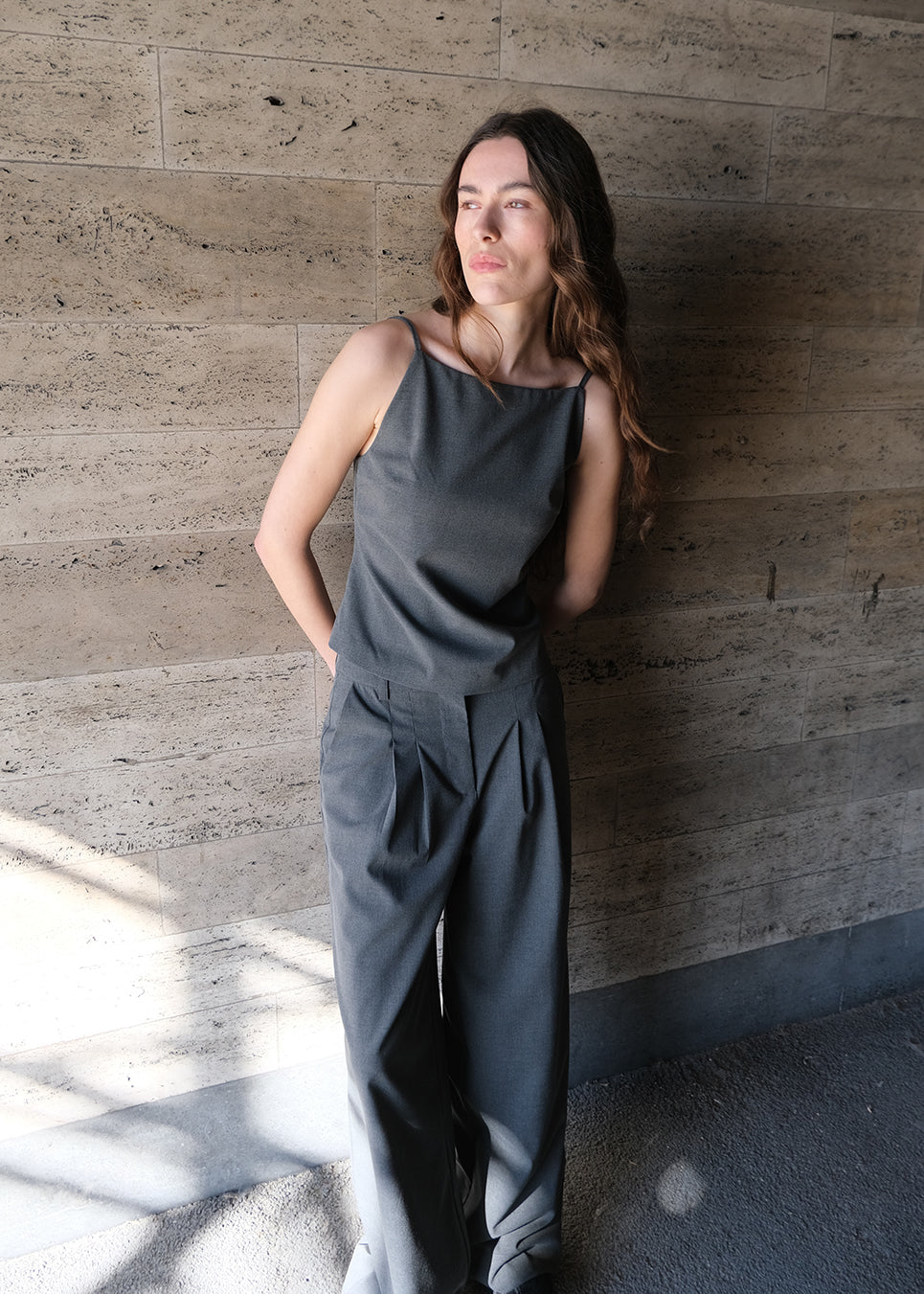 Ærmeløs top med tynde stropper. Tuesdaymd top har en åben ryg og justerbare stropper. Modellen er 175 cm og har en str s/36 på.

Style med matchende bukser: Tuesdaymd Pants.