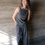 Ærmeløs top med tynde stropper. Tuesdaymd top har en åben ryg og justerbare stropper. Modellen er 175 cm og har en str s/36 på.

Style med matchende bukser: Tuesdaymd Pants.