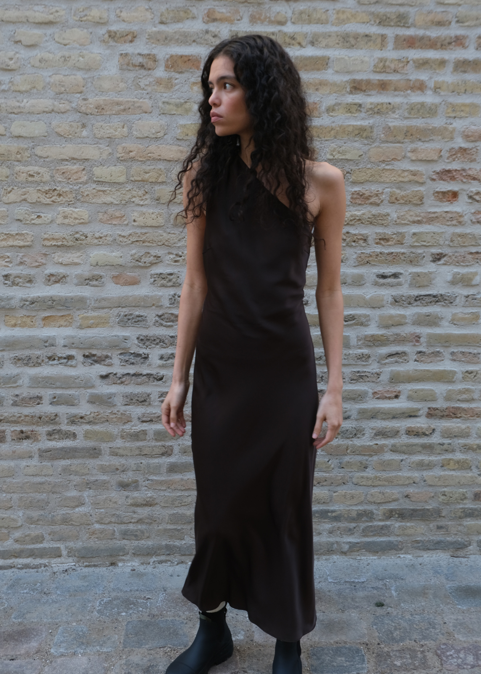 Vores populære Narcissamd dress er nu endelig kommet i en flot mørkebrun.&nbsp;
Mørkebrun lang one shoulder kjole i satin. NarcissaMD dress er en maxi dress med en åben ryg med smukke detaljer og en usynlig lynlås i siden.
