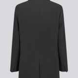 GaleMD 2 blazer i sort har det klassiske og velkendte Gale-design, men i en lettere kvalitet. Blazeren har knaplukning fortil og en brystlomme i venstre side.