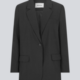GaleMD 2 blazer i sort har det klassiske og velkendte Gale-design, men i en lettere kvalitet. Blazeren har knaplukning fortil og en brystlomme i venstre side.