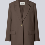 Gale blazer i farven: Espresso brun har et klassisk og elegant design, som kommer til udtryk i den flotte reverskrave og den lange pasform. Blazeren har knaplukning fortil og en brystlomme i venstre side.
