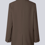 Gale blazer i farven: Espresso brun har et klassisk og elegant design, som kommer til udtryk i den flotte reverskrave og den lange pasform. Blazeren har knaplukning fortil og en brystlomme i venstre side.
