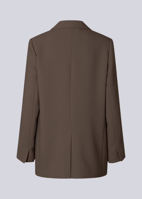 Gale blazer i farven: Espresso brun har et klassisk og elegant design, som kommer til udtryk i den flotte reverskrave og den lange pasform. Blazeren har knaplukning fortil og en brystlomme i venstre side.
