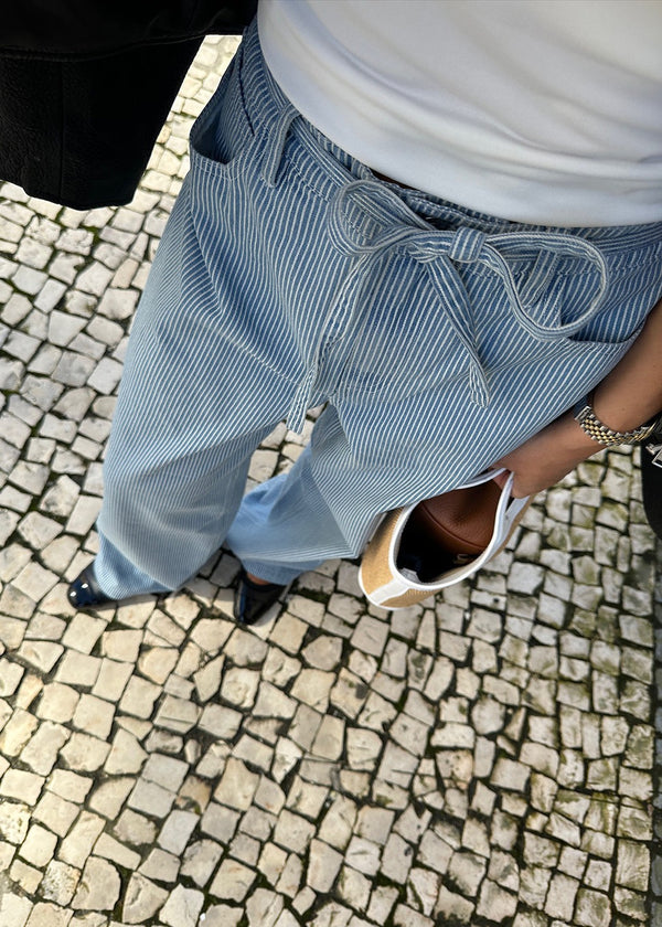 Populære jeans med vidde i bomuldsdenim med bindebånd i taljen. Farven er lyseblå med sarte hvide striber. IsoldeMD pants har en høj talje og for- og baglommer.&nbsp;<br>