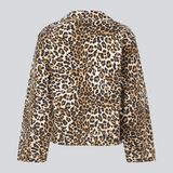 Jakke i denim med skrå lynlås foran og revers med trykknapper. IbenMD print jacket har skrå forlommer med lynlås foran.