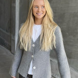 Glatstrikket cardigan i grå med v-udskæring i 100% uld. KlaytonMD cardigan er figursyet, har lange brede ærmer og knapper foran.