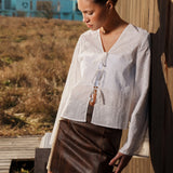Klassisk kort a-formet nederdel i Lammelæder med mellemhøj talje. IsmaelMD skirt har et vintage-inspireret look og en skjult lynlås i siden.