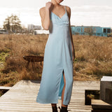 Lang kjole i baby blå med tynde justerbare stropper og rynkedetalje ved brystet. TrentonMD print dress har en slids i front og en usynlig lynlås i ryggen.