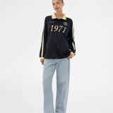 Fodbold jersey i mørkeblå med gule detaljer lavet i samarbejde med Brøndbys kvindehold. 1971 Polo har en løs pasform med stolpelukning og krave, samt lange ærmer med ribkant. Desuden har poloen Brøndby Womens og Modström logo på brystet.