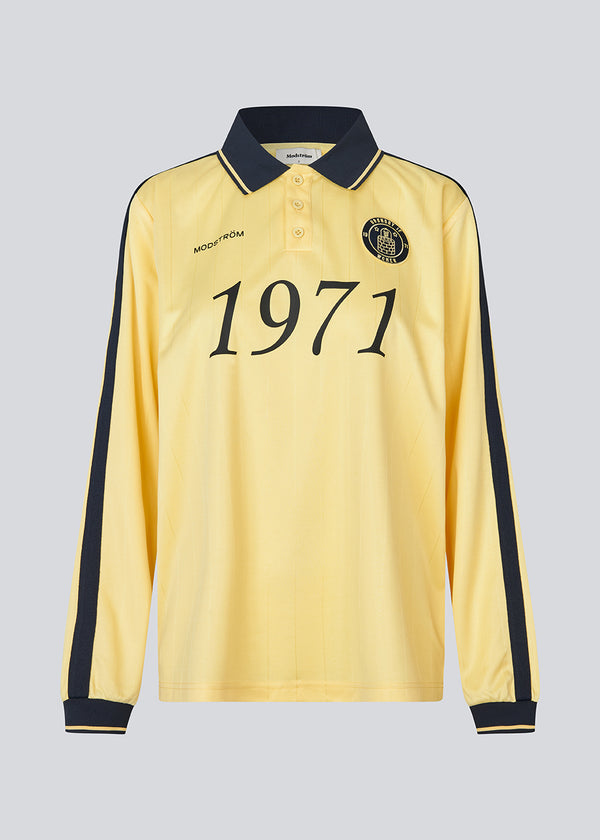 Fodbold polo i gul med mørkeblå detaljer, lavet i samarbejde med Brøndby IF´s kvindehold. 1971 Polo har en løs pasform med stolpelukning og krave, samt lange ærmer med ribkant. Desuden har poloen Brøndby IF Women og Modström logo på brystet.

Poloen er en unisex style, designet til både mænd og kvinder, der ønsker at støtte kvindefodboldens udvikling.