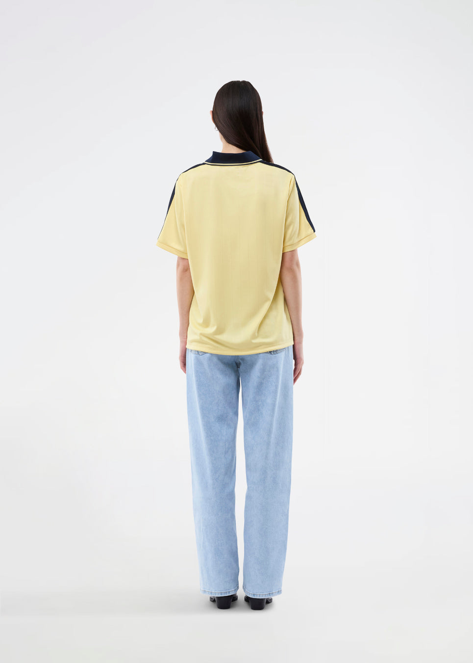 Fodbold jersey i gul med mørkeblå detaljer lavet i samarbejde med Brøndbys kvindehold. 1971 Polo har en løs pasform med stolpelukning, krave samt korte ærmer. Desuden har poloen Brøndby og Modström logo på brystet.

Poloen er unisex og skabt til både fans, fodboldelskere og dig der bare vil have et sporty look.