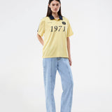 Fodbold jersey i gul med mørkeblå detaljer lavet i samarbejde med Brøndbys kvindehold. 1971 Polo har en løs pasform med stolpelukning, krave samt korte ærmer. Desuden har poloen Brøndby og Modström logo på brystet.

Poloen er unisex og skabt til både fans, fodboldelskere og dig der bare vil have et sporty look.