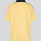 Fodbold jersey i gul med mørkeblå detaljer lavet i samarbejde med Brøndbys kvindehold. 1971 Polo har en løs pasform med stolpelukning, krave samt korte ærmer. Desuden har poloen Brøndby og Modström logo på brystet.

Poloen er unisex og skabt til både fans, fodboldelskere og dig der bare vil have et sporty look.