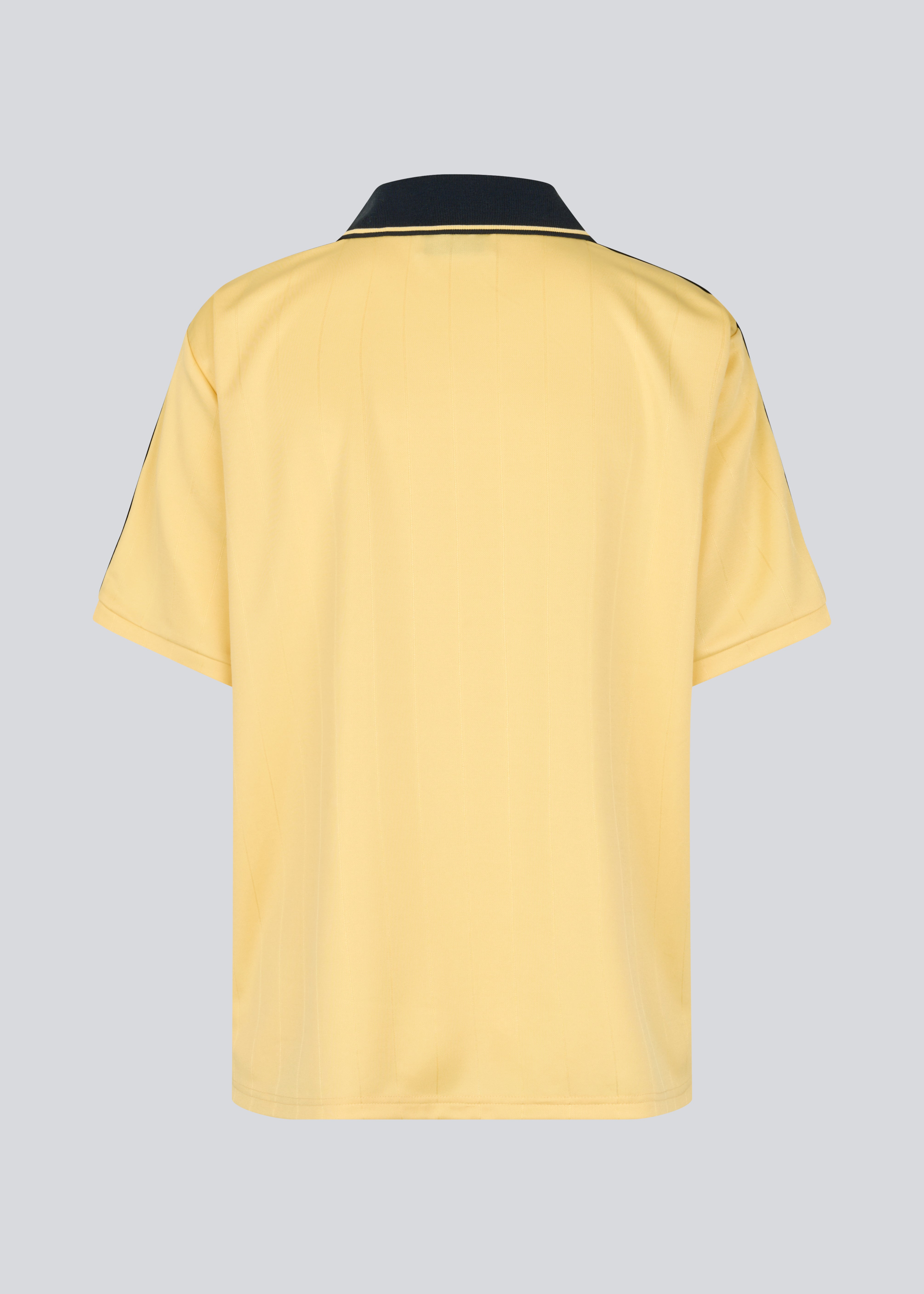 Fodbold jersey i gul med mørkeblå detaljer lavet i samarbejde med Brøndbys kvindehold. 1971 Polo har en løs pasform med stolpelukning, krave samt korte ærmer. Desuden har poloen Brøndby og Modström logo på brystet.

Poloen er unisex og skabt til både fans, fodboldelskere og dig der bare vil have et sporty look.