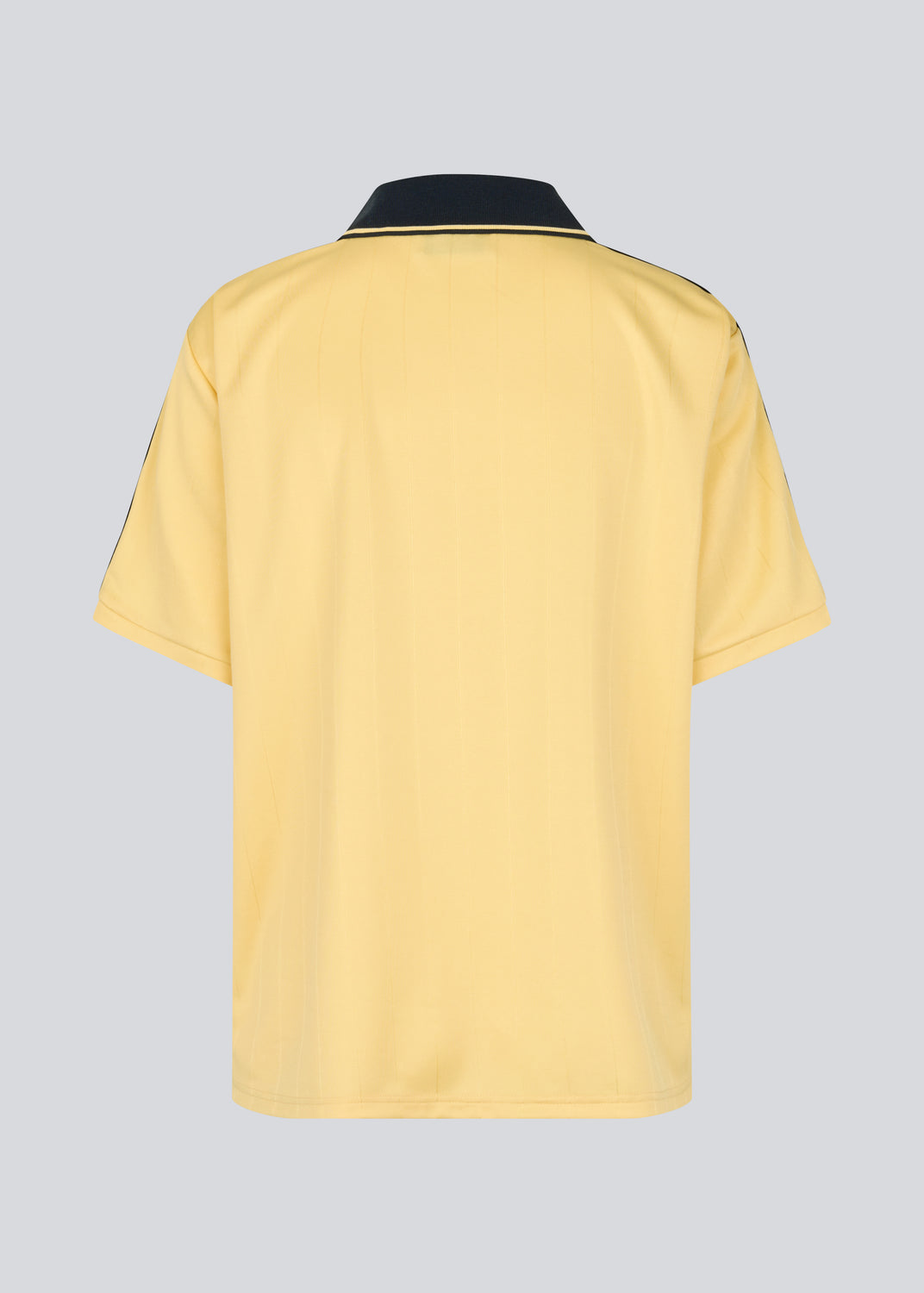 Fodbold jersey i gul med mørkeblå detaljer lavet i samarbejde med Brøndbys kvindehold. 1971 Polo har en løs pasform med stolpelukning, krave samt korte ærmer. Desuden har poloen Brøndby og Modström logo på brystet.

Poloen er unisex og skabt til både fans, fodboldelskere og dig der bare vil have et sporty look.