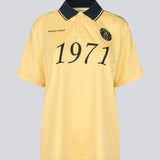 Fodbold jersey i gul med mørkeblå detaljer lavet i samarbejde med Brøndbys kvindehold. 1971 Polo har en løs pasform med stolpelukning, krave samt korte ærmer. Desuden har poloen Brøndby og Modström logo på brystet.

Poloen er unisex og skabt til både fans, fodboldelskere og dig der bare vil have et sporty look.