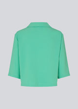Skjorte i grøn i afslappet pasform med 3/4 lange ærmer. AaliyahMD shirt har resortkrave, lav skuldersøm og knaplukning fortil.