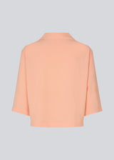 Skjorte i farven Peach Nectar i afslappet pasform med 3/4 lange ærmer. AaliyahMD shirt har resortkrave, lav skuldersøm og knaplukning fortil.
