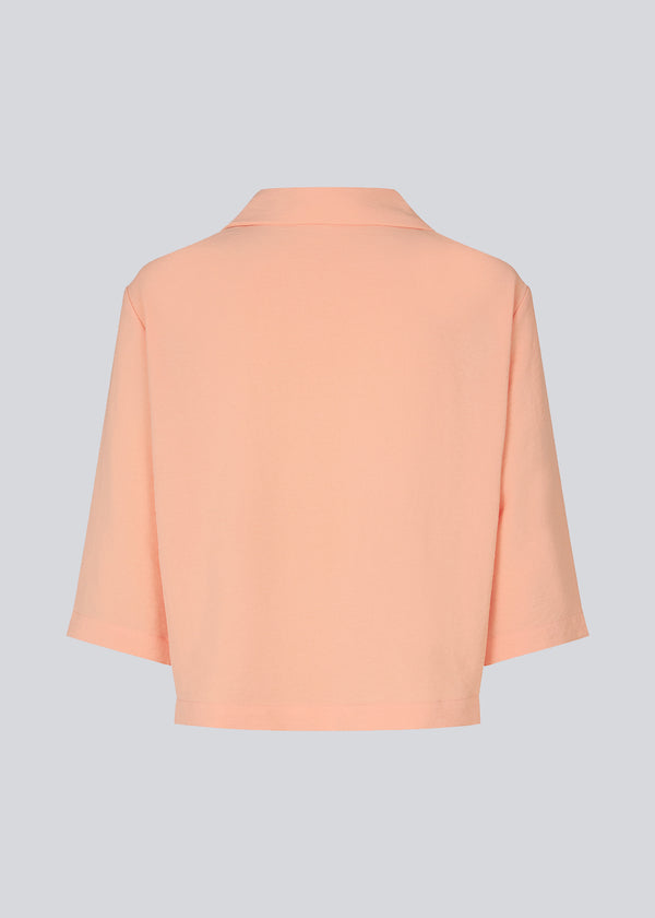 Skjorte i farven Peach Nectar i afslappet pasform med 3/4 lange ærmer. AaliyahMD shirt har resortkrave, lav skuldersøm og knaplukning fortil.