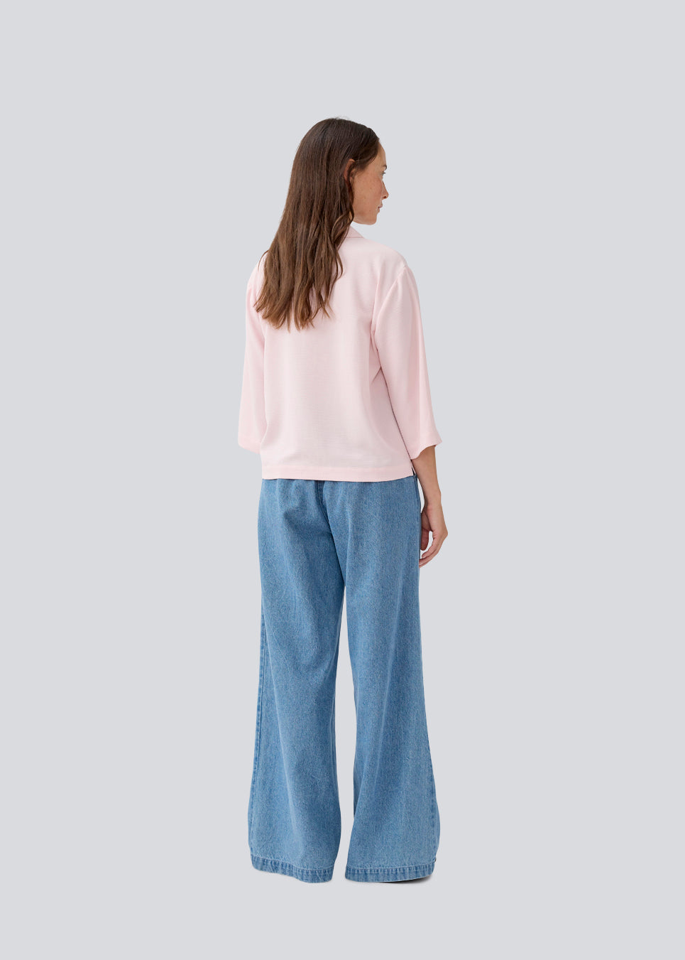 Lyserød skjorte i afslappet pasform med 3/4 lange ærmer. AaliyahMD shirt har resortkrave, lav skuldersøm og knaplukning fortil. Modellen er 177 cm og har en str. S/36 på.