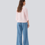 Lyserød skjorte i afslappet pasform med 3/4 lange ærmer. AaliyahMD shirt har resortkrave, lav skuldersøm og knaplukning fortil. Modellen er 177 cm og har en str. S/36 på.