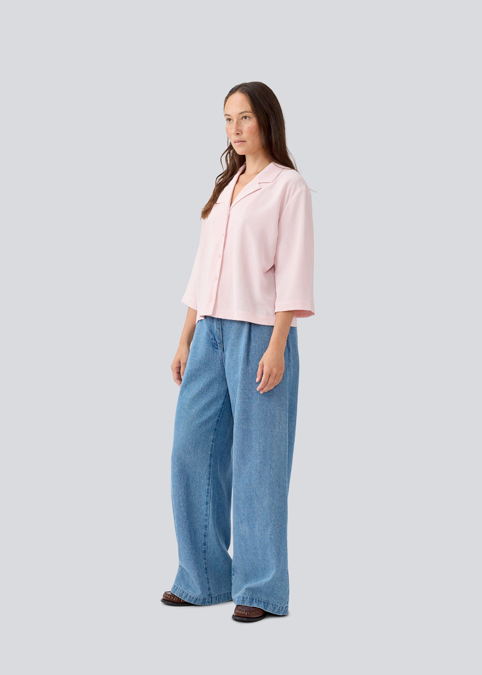 Lyserød skjorte i afslappet pasform med 3/4 lange ærmer. AaliyahMD shirt har resortkrave, lav skuldersøm og knaplukning fortil. Modellen er 177 cm og har en str. S/36 på.