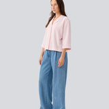 Lyserød skjorte i afslappet pasform med 3/4 lange ærmer. AaliyahMD shirt har resortkrave, lav skuldersøm og knaplukning fortil. Modellen er 177 cm og har en str. S/36 på.